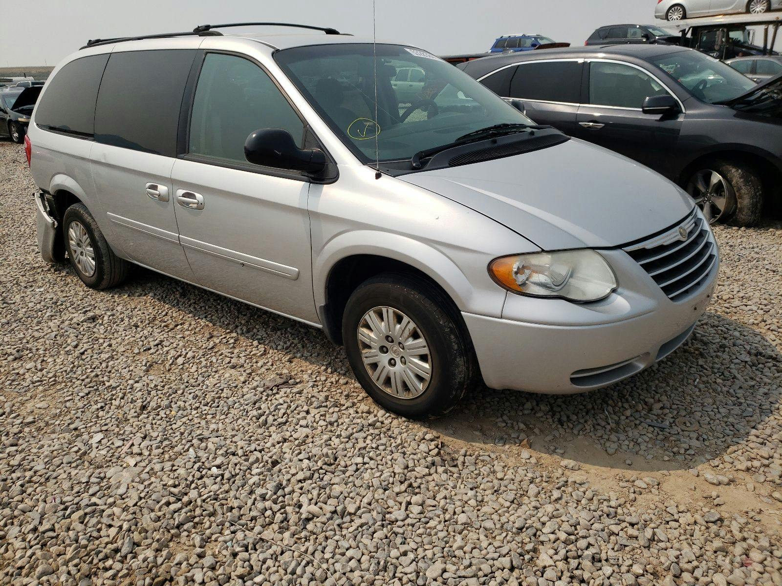 main view of 2A4GP44RX7R100269 Chrysler Town 2007