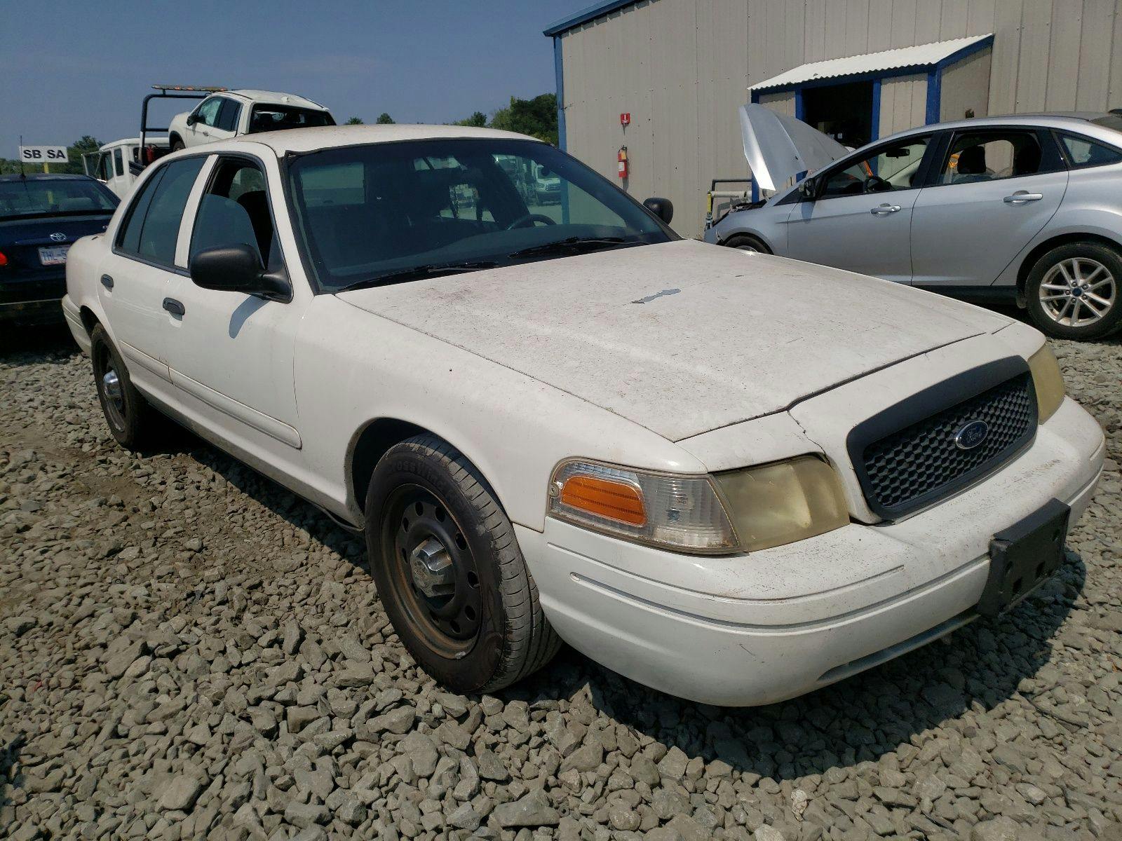 main view of 2FAFP71W03X139140 Ford Crown Victoria 2003