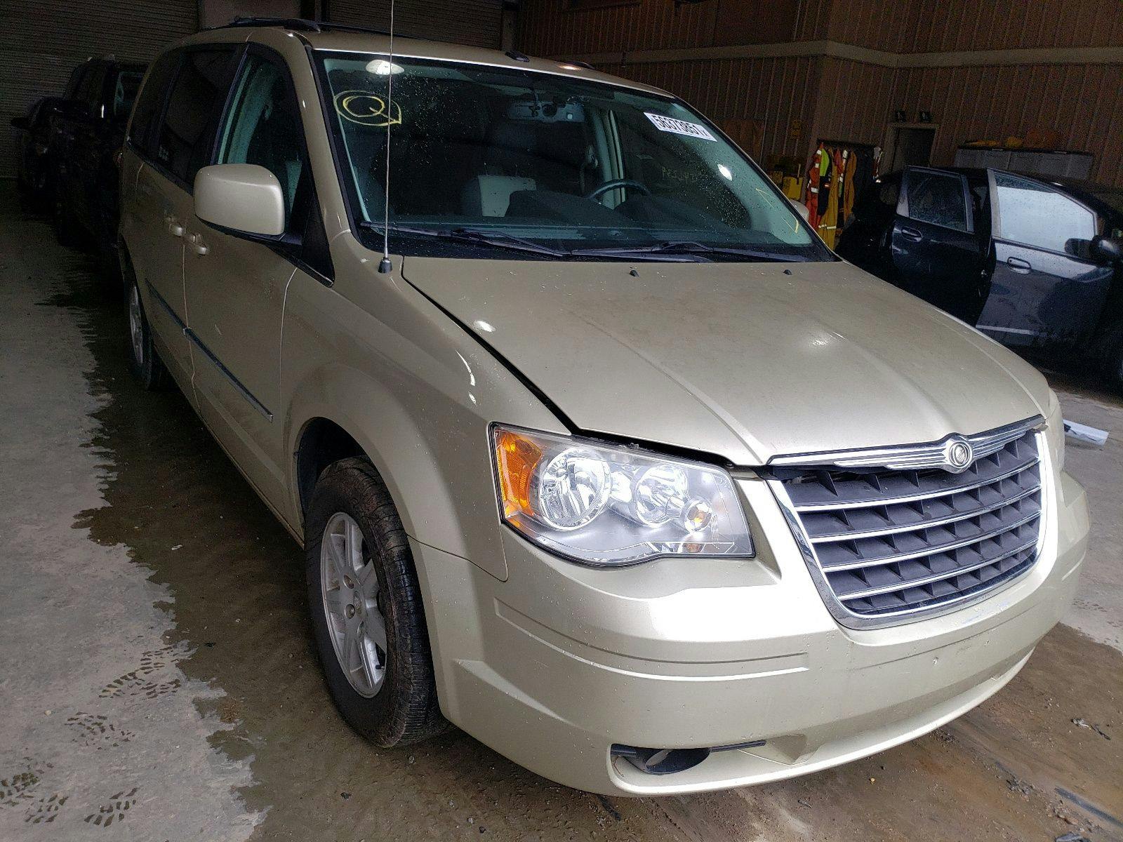 main view of 2A4RR8DX3AR330252 Chrysler Town 2010