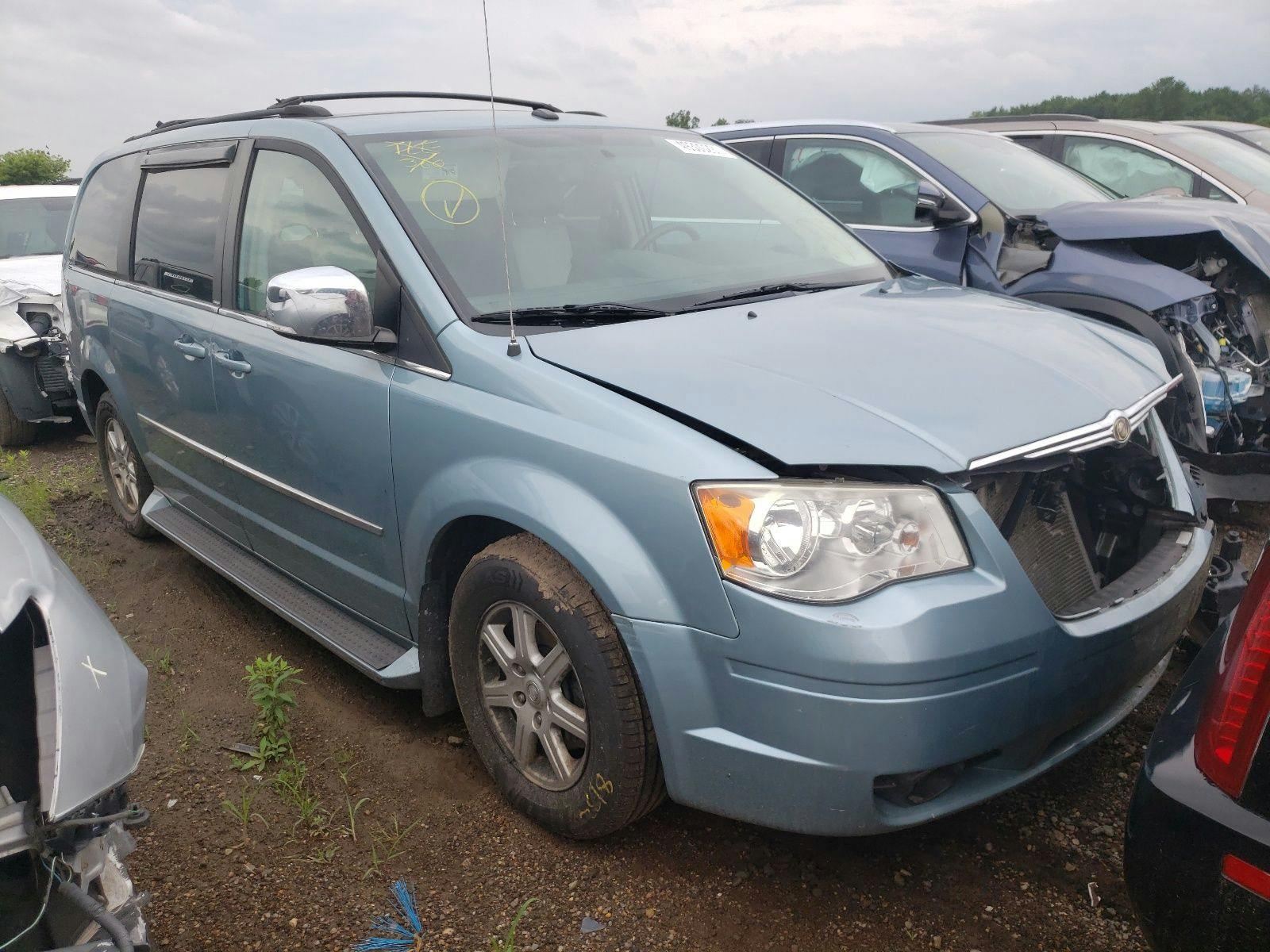 main view of 2A4RR8DX1AR381720 Chrysler Town 2010